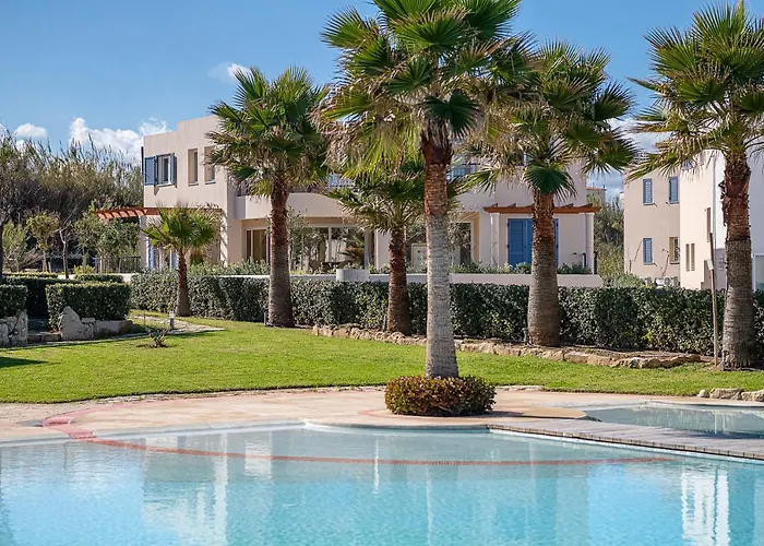 Calmaliving Seaside Apartments With Pool