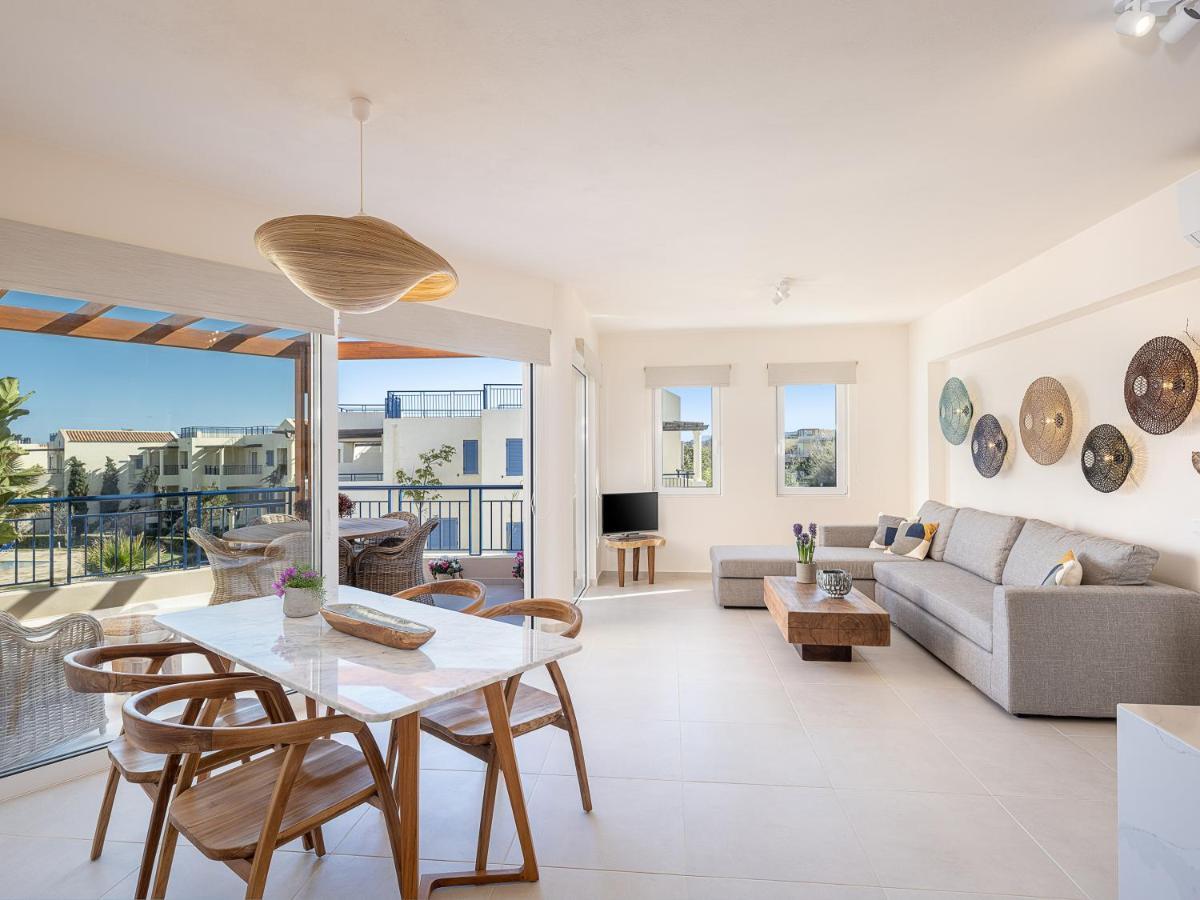 Calmaliving Seaside With Pool Apartment