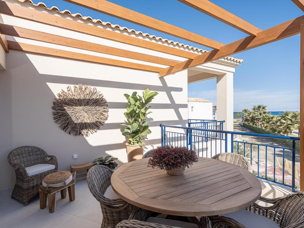 Calmaliving Seaside With Pool