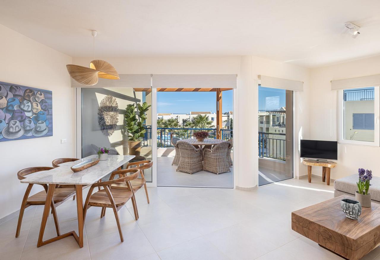 Calmaliving Seaside With Pool *