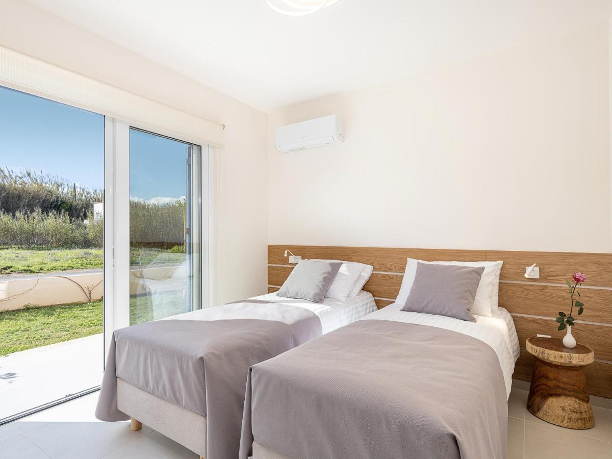 Calmaliving Seaside With Pool Apartment