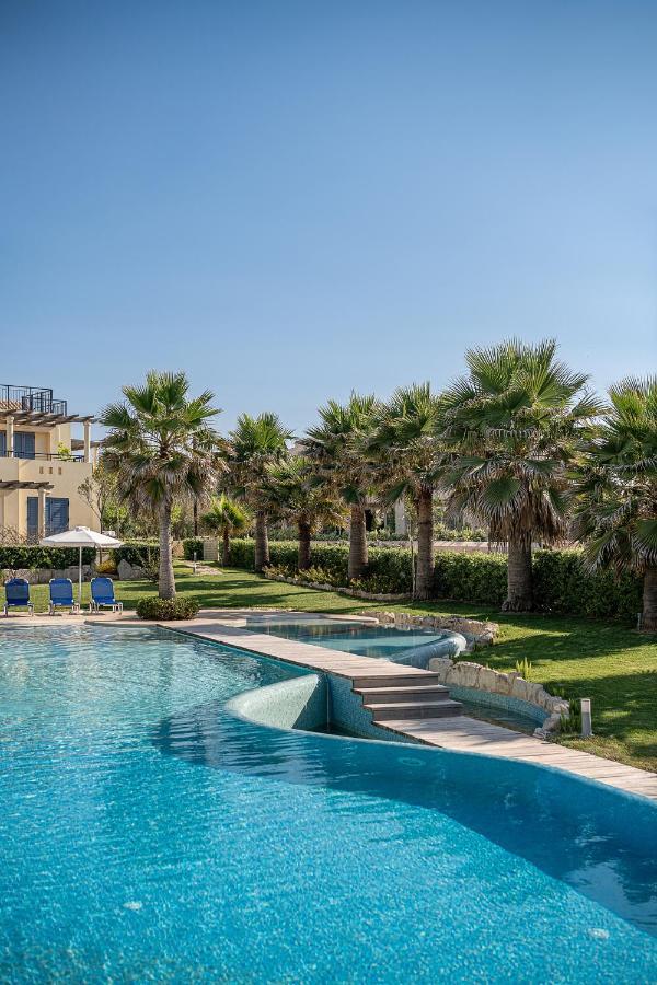 Calmaliving Seaside With Pool